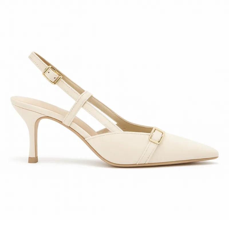 Scarpin feminino off white, vista lateral em estúdio. A foto destaca o salto agulha médio de 7.5 cm, o bico fino e o detalhe das fivelas assimétricas.