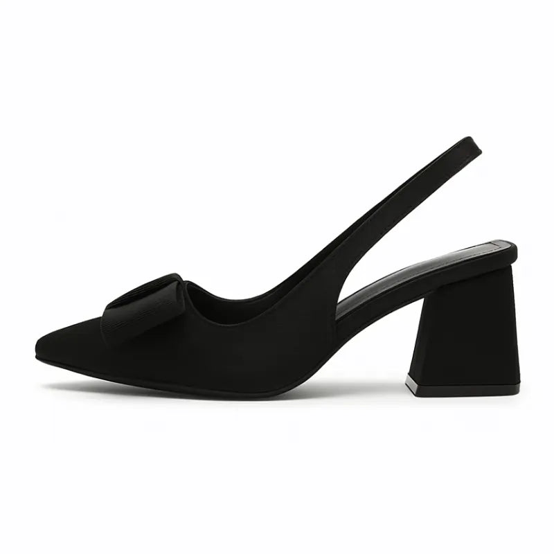 Scarpin slingback feminino preto com laço, vista lateral em estúdio. A foto destaca o bico fino elegante, o salto chunky de 7.5 cm e a tira traseira ajustável.