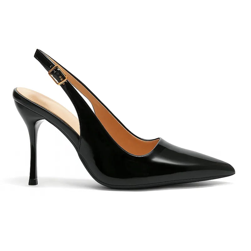 Scarpin feminino preto de verniz, vista lateral. A foto em estúdio destaca o salto agulha de 8.5 cm, o bico fino e a alça slingback ajustável.