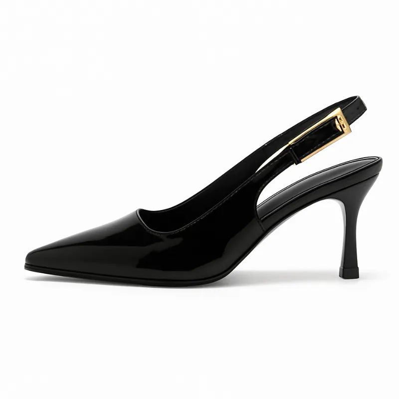 Scarpin feminino preto de verniz, vista lateral. A foto em estúdio destaca o salto médio taça de 7 cm, o bico fino e a alça slingback ajustável.