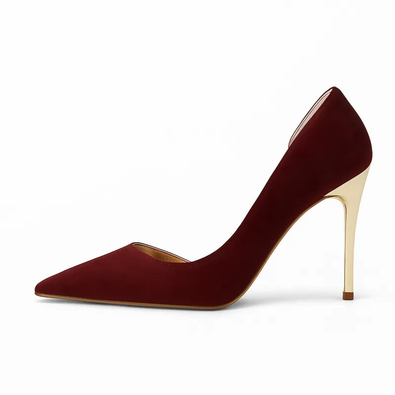 Scarpin feminino vinho de salto agulha, vista lateral em estúdio. A foto destaca o bico fino elegante, o salto alto de 10 cm e o acabamento em couro PU.