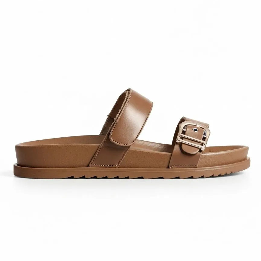 Papete marrom com fivela metálica vista de lado.