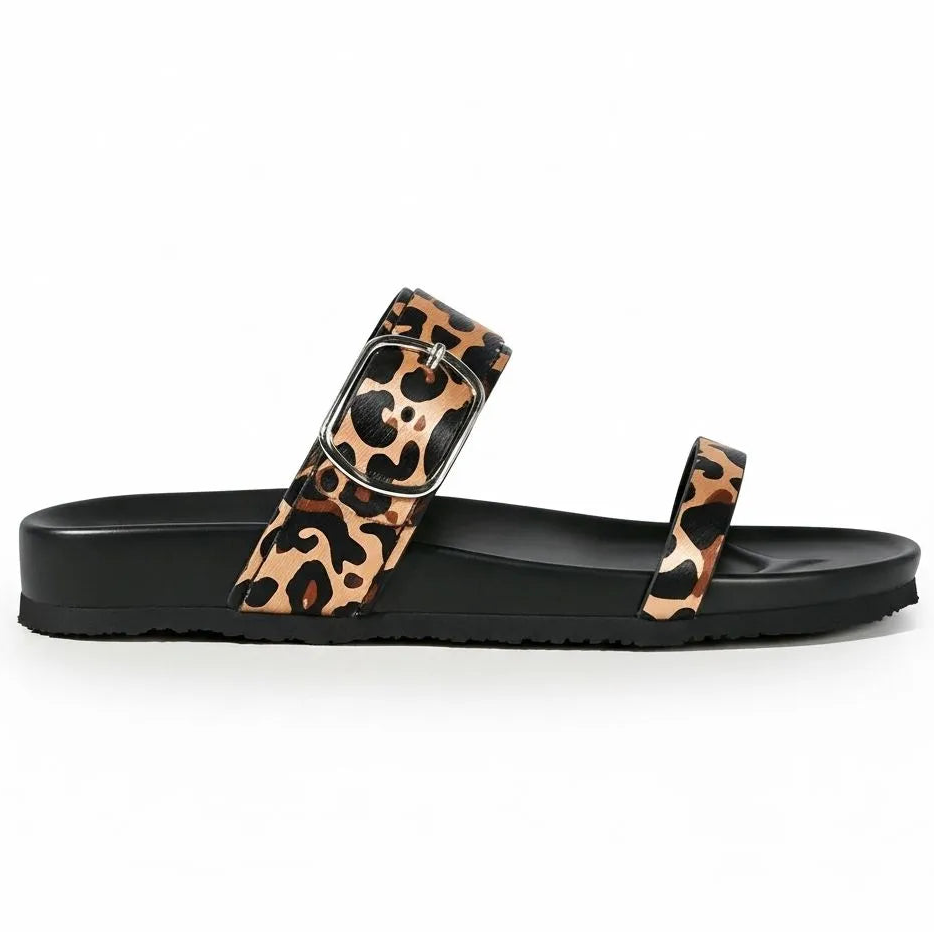Papete preta com detalhe animal print em vista lateral, com bico e perfil do salto ou solado visíveis, sobre fundo claro