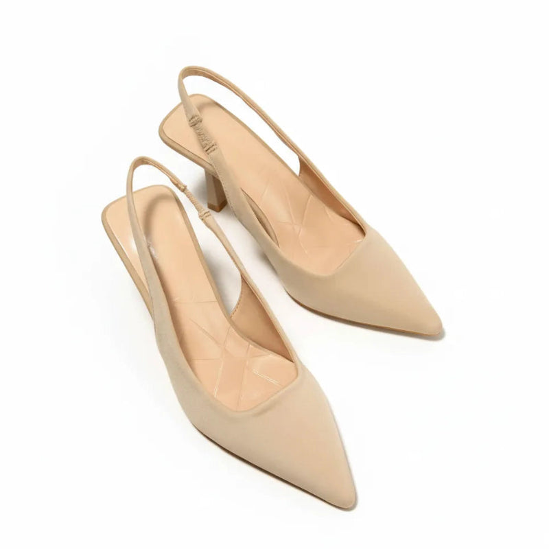Scarpin nude salto slingback sophie em vista superior, mostrando palmilha, tiras e formato do bico, sobre fundo claro