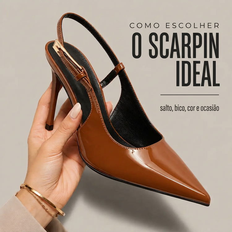 Como escolher o scarpin ideal: scarpin slingback caramelo em verniz segurado pela mão