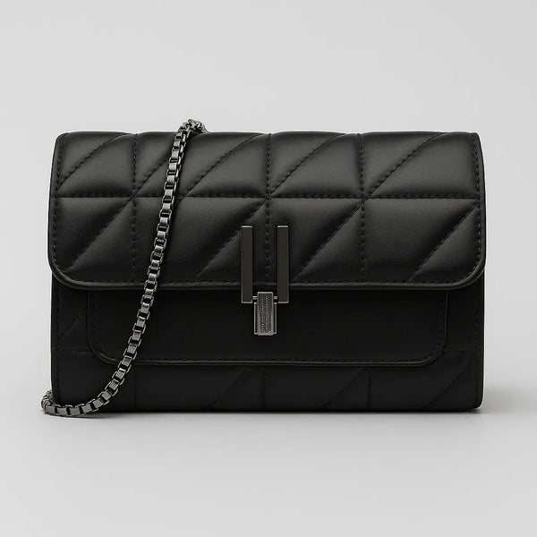 Bolsa acolchoada preta com alça de corrente, vista frontal, destacando design atemporal e ferrolho prático