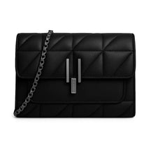 Bolsa acolchoada feminina preta, vista frontal em estúdio. Destaque para o design com textura matelassê, fecho metálico prateado e alça de corrente.