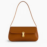 Bolsa baguete feminina caramelo, vista frontal. A foto em estúdio destaca o acabamento verniz e o encaixe metálico do fecho