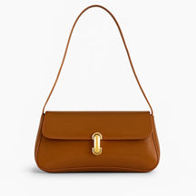 Bolsa baguete feminina caramelo, vista frontal. A foto em estúdio destaca o acabamento verniz e o encaixe metálico do fecho