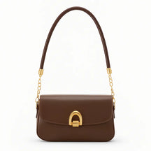 Bolsa baguete feminina marrom, vista frontal em estúdio. A foto destaca a alça curta trançada e o fecho metálico dourado com design exclusivo.