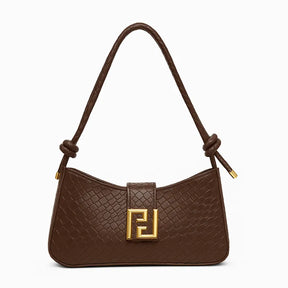 Bolsa baguete feminina marrom, vista frontal. A foto em estúdio destaca a textura tressê (trançada) e o fecho dourado geométrico.