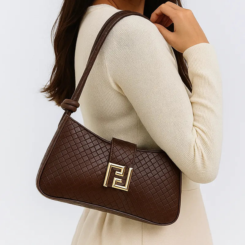 Modelo usando a bolsa baguete marrom no ombro. A imagem realça o estilo elegante do acessório em um look casual.