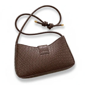 Vista superior da bolsa baguete marrom. A foto mostra o design do acessório aberto, revelando o interior.