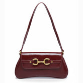 Bolsa baguete feminina marsala, vista frontal em estúdio. A foto destaca o acabamento verniz e o fecho metálico dourado estilo freio.