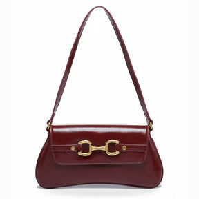 Bolsa baguete feminina marsala, vista frontal em estúdio. A foto destaca o acabamento verniz e o fecho metálico dourado estilo freio.