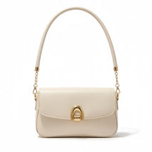 Bolsa baguete feminina off white, vista frontal em estúdio. A foto destaca o design compacto e o fecho metálico redondo dourado.