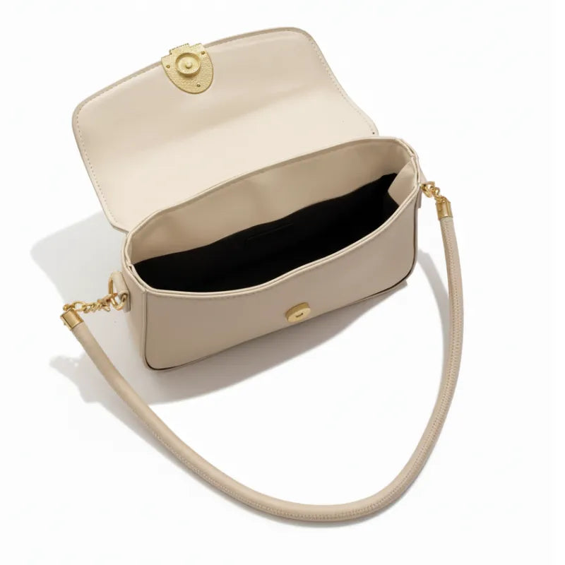 Vista superior da bolsa baguete off white aberta. A foto revela o interior com forro preto e a alça de ombro, mostrando a funcionalidade.