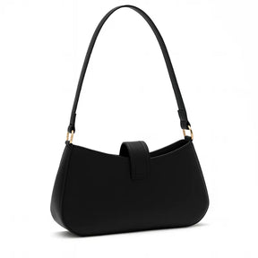 Bolsa baguete feminina preta, vista frontal em estúdio. A foto destaca o design compacto e a alça de ombro curta.