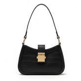 Bolsa baguete preta croco em vista frontal. A foto exibe a forma do acessório e o brilho do fecho de metal, que adiciona um toque sofisticado.