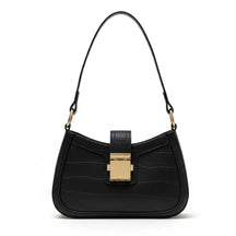 Bolsa baguete preta croco em vista frontal. A foto exibe a forma do acessório e o brilho do fecho de metal, que adiciona um toque sofisticado.