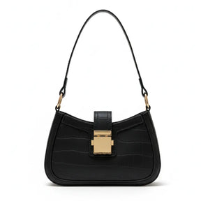 Bolsa baguete preta croco em vista frontal. A foto exibe a forma do acessório e o brilho do fecho de metal, que adiciona um toque sofisticado.