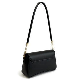 Bolsa baguete feminina preta, vista lateral. A foto destaca o formato compacto e a alça de punho curta.