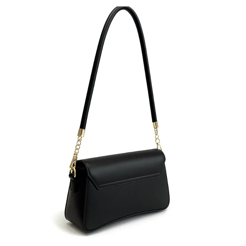 Bolsa baguete feminina preta, vista lateral. A foto destaca o formato compacto e a alça de punho curta.