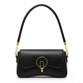 Bolsa baguete preta em vista frontal. A foto exibe a forma do acessório e o detalhe metálico na frente, que adiciona um toque sofisticado.