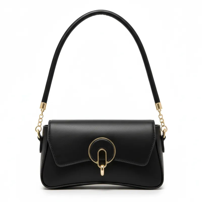 Bolsa baguete preta em vista frontal. A foto exibe a forma do acessório e o detalhe metálico na frente, que adiciona um toque sofisticado.