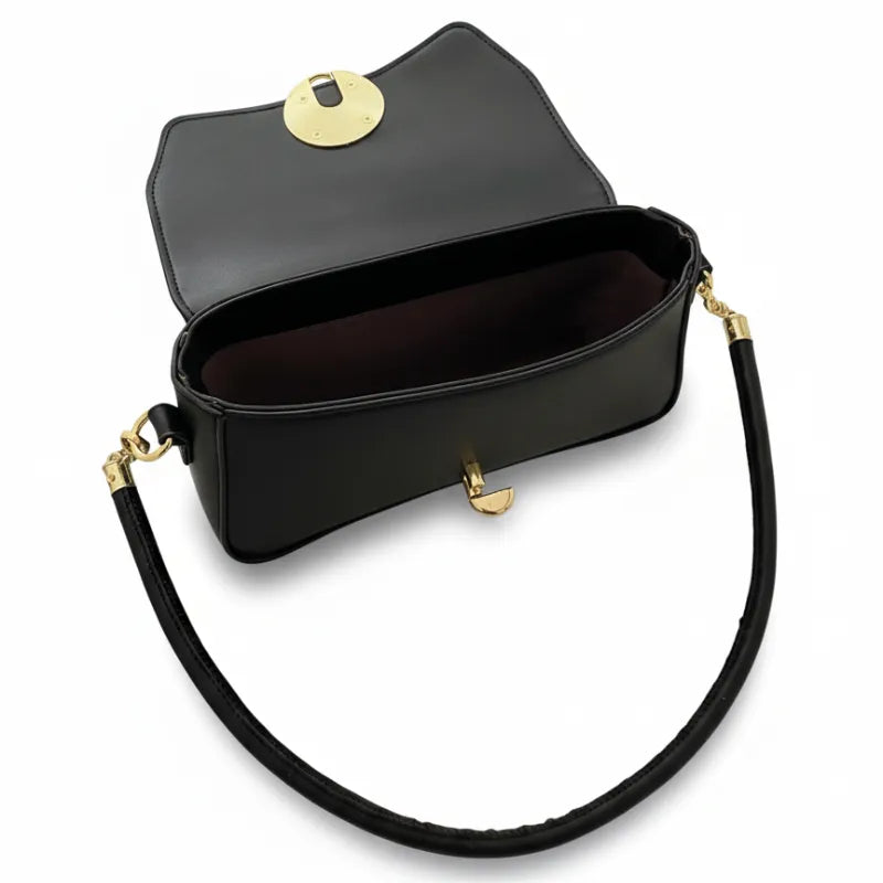 Vista superior da bolsa baguete preta aberta. A foto revela o interior e a funcionalidade da alça dupla (ombro e corrente).