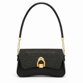 Bolsa baguete feminina preta com acabamento em glitter. A foto destaca o brilho e o fecho metálico dourado.