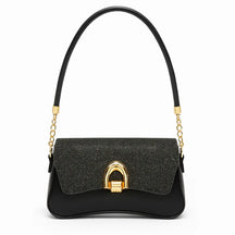 Bolsa baguete feminina preta com acabamento em glitter. A foto destaca o brilho e o fecho metálico dourado.