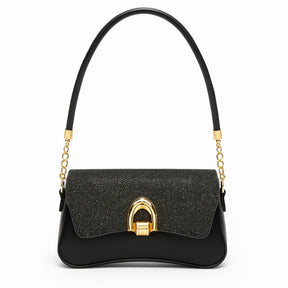 Bolsa baguete feminina preta com acabamento em glitter. A foto destaca o brilho e o fecho metálico dourado.