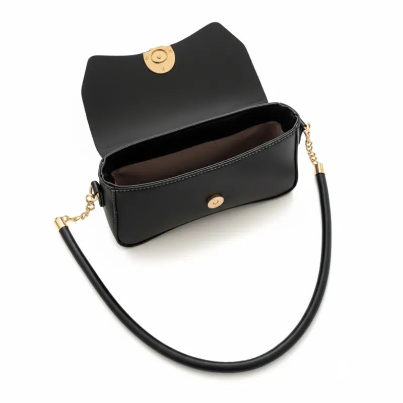 Vista superior da bolsa baguete preta aberta. A foto revela o interior e o detalhe metálico do fecho, mostrando a qualidade do acabamento.