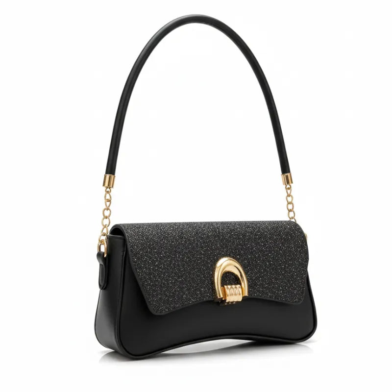 Bolsa baguete preta glitter em vista lateral. A foto exibe a forma do acessório e a alça de ombro curta.