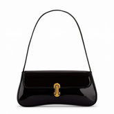 Bolsa baguete feminina preta com acabamento em verniz. A foto destaca o design compacto e o encaixe metálico dourado no fecho.