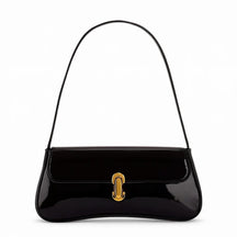 Bolsa baguete feminina preta com acabamento em verniz. A foto destaca o design compacto e o encaixe metálico dourado no fecho.
