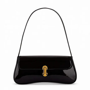 Bolsa baguete feminina preta com acabamento em verniz. A foto destaca o design compacto e o encaixe metálico dourado no fecho.