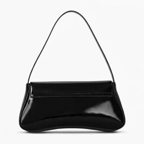 Vista superior da bolsa baguete preta aberta. A foto revela o interior e o detalhe metálico do fecho, mostrando a qualidade do acabamento.