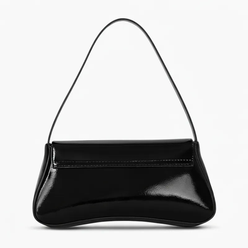 Vista superior da bolsa baguete preta aberta. A foto revela o interior e o detalhe metálico do fecho, mostrando a qualidade do acabamento.