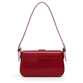 Bolsa baguete vermelha em vista traseira. A foto exibe o acabamento liso do verniz na parte de trás.