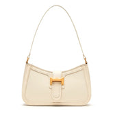 Bolsa de ombro feminina branca (off-white), vista frontal. A foto destaca o formato baguette e o fecho de barra metálica dourada.