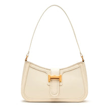 Bolsa de ombro feminina branca (off-white), vista frontal. A foto destaca o formato baguette e o fecho de barra metálica dourada.