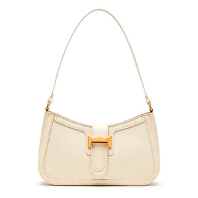 Bolsa de ombro feminina branca (off-white), vista frontal. A foto destaca o formato baguette e o fecho de barra metálica dourada.