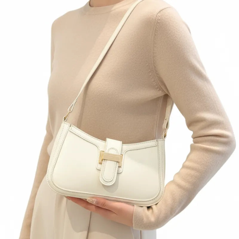 Vista frontal em close da bolsa branca. A imagem realça o fecho de barra elegante e o material em couro PU.