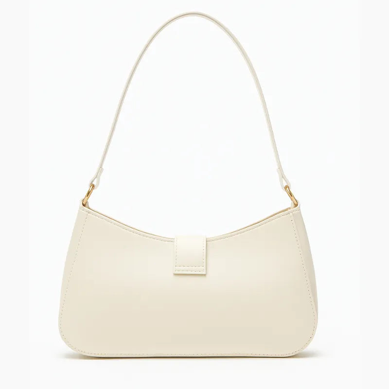 Modelo usando a bolsa de ombro branca. A imagem realça o estilo elegante e o tamanho compacto, ideal para o dia a dia.