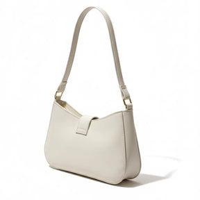 Bolsa de ombro branca em vista lateral. A foto exibe a forma do acessório e a estrutura, que mantém a elegância.