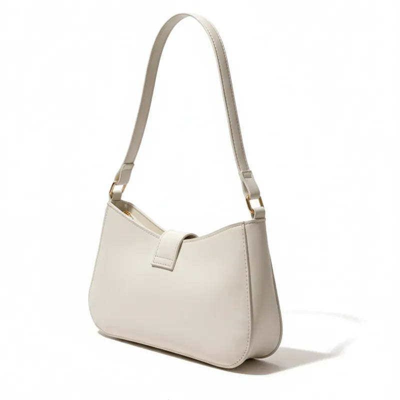Bolsa de ombro branca em vista lateral. A foto exibe a forma do acessório e a estrutura, que mantém a elegância.