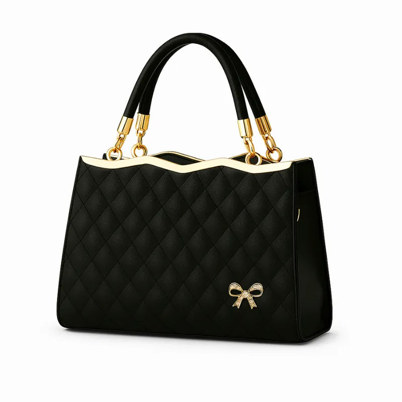 Bolsa de ombro feminina preta da Rozze, vista frontal. A foto destaca o padrão de treliça de diamante, a alça dupla superior e o detalhe de laço dourado na frente.