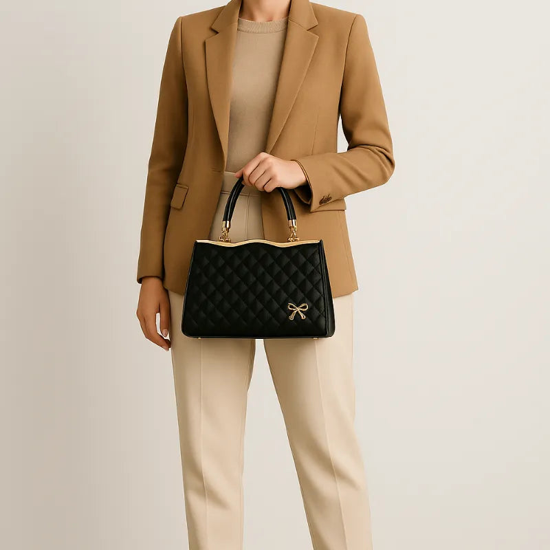 Modelo usando a bolsa de ombro feminina Laço Chic da Rozze, em pé. A imagem mostra o acessório a tiracolo, destacando a sua funcionalidade para uso diário.